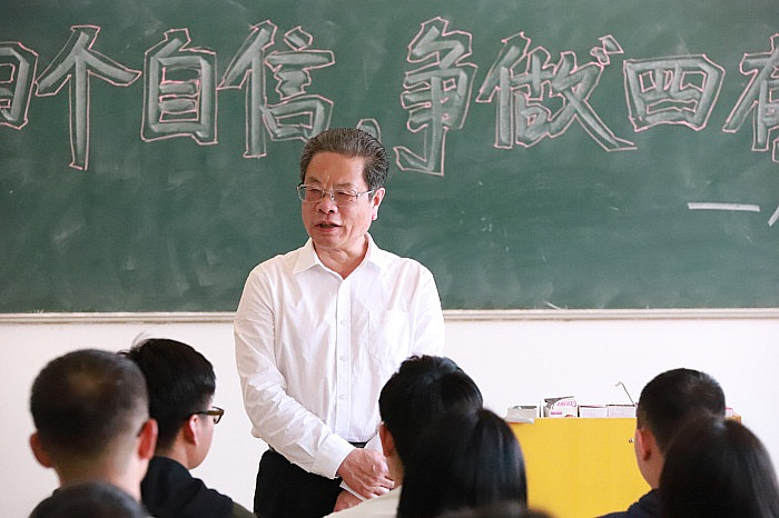 面对面心贴心为学生成长精准导航党委书记宋才火的双体验