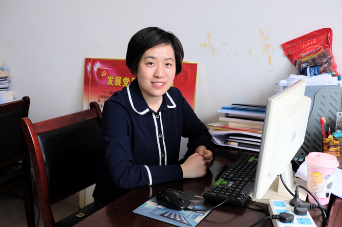 高秋丽指出,教师应当肩负起教学和科研两项责任,两项责任具有互动关系