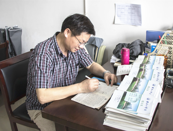 先进典型师行张保明教授